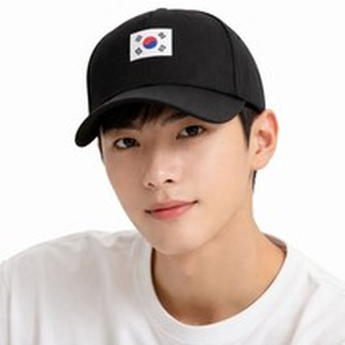 솔레르 태극기모자로 강렬한 스타일 연출