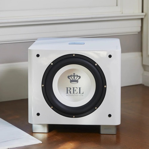 REL T/9X 서브우퍼 스피커의 하이엔드 화이트 디자인과 깊은 저음