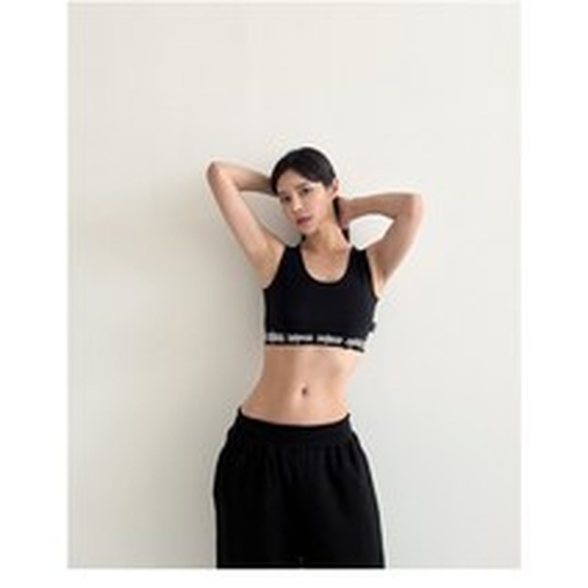 ROYALBELLE 여성 라운드넥 레터링 프린트 민소매 티셔츠