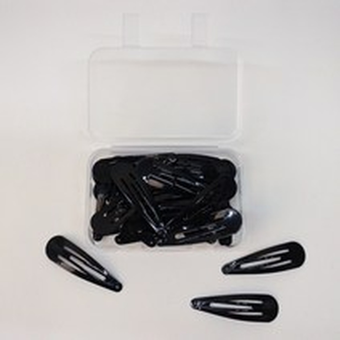 유광 블랙 타원형 똑딱핀으로 날카로운 스타일 완성하기