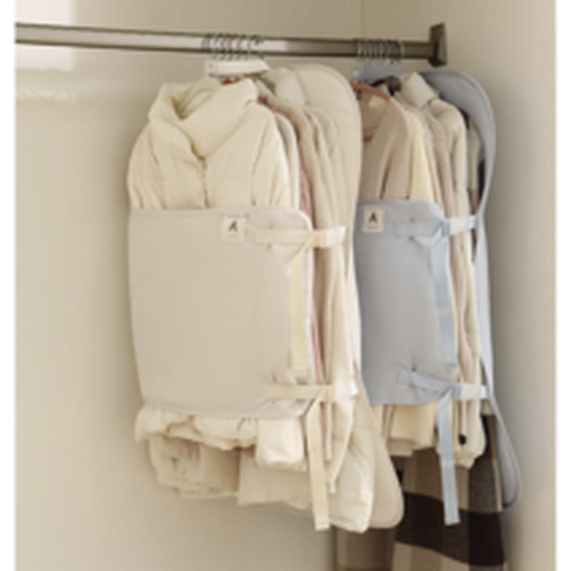 희미몰 KK100 원형 무타공 흡착 벽걸이 후크로 정리된 공간