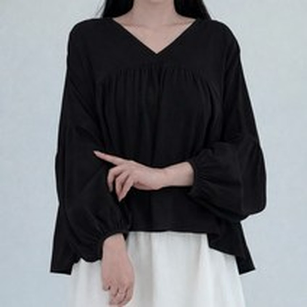 벌룬 소매로 변화를 가져오는 루즈핏 블라우스