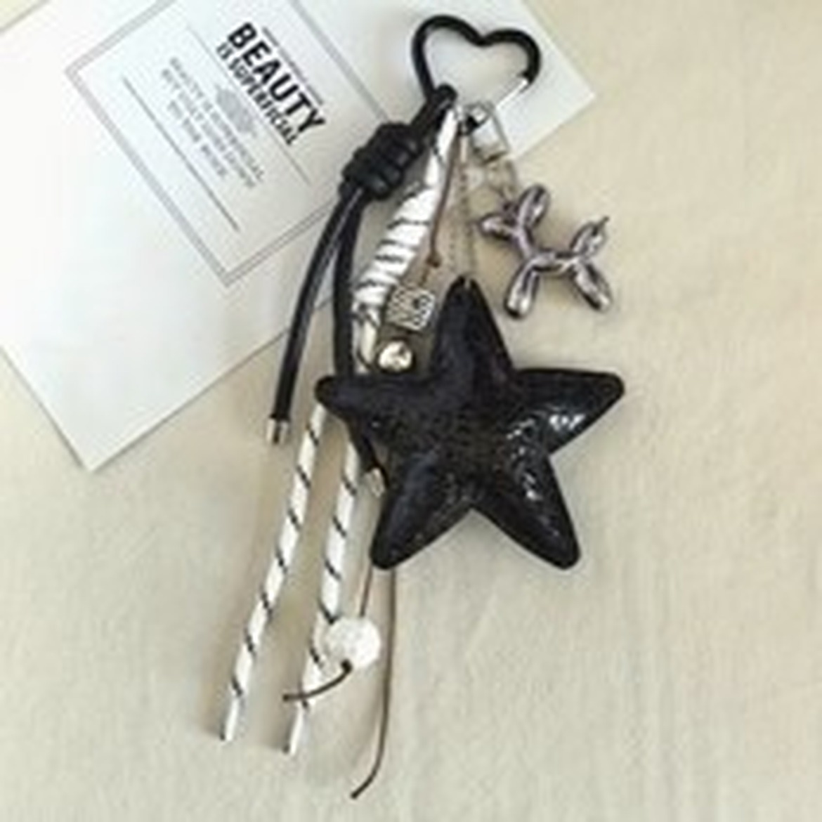 다담소 크랙 스타 벌룬도그 키링으로 운동 가방의 개성을 더해보세요