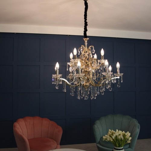 샹들리에 조명으로 우아함을 더한 고급스러운 식탁과 거실 인테리어