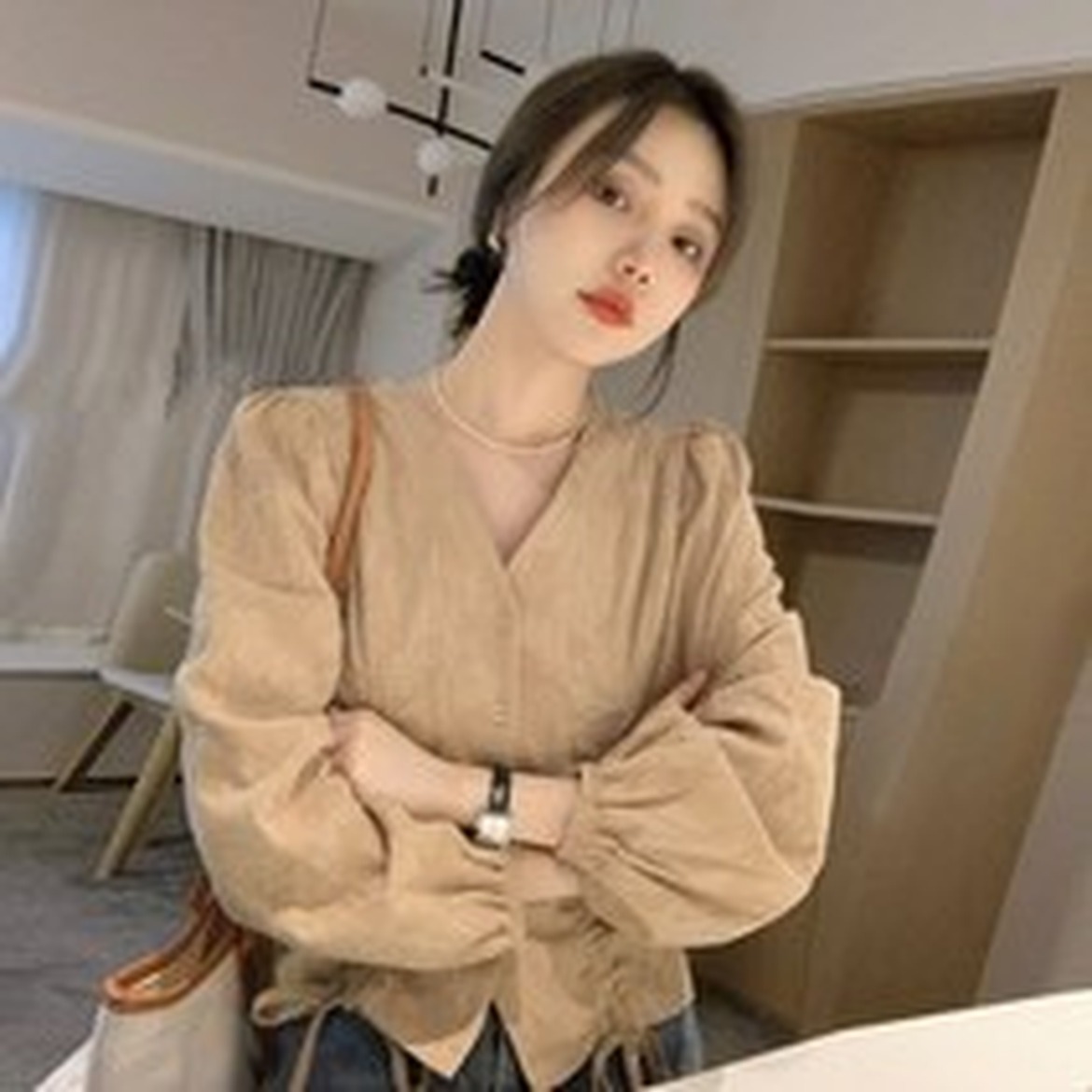 COSYEVNO 여성 V넥 블라우스 퍼프소매 셔링으로 스타일 완성