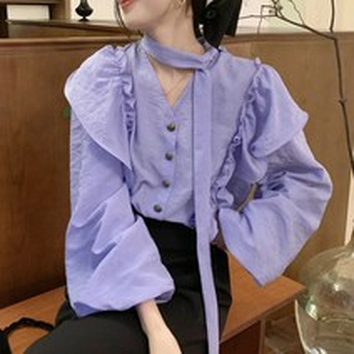 아이엠몽 여성 브이넥 레이스 벌룬 프릴 블라우스의 러블리한 스타일