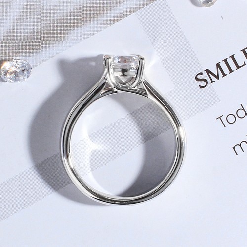 1캐럿 다이아몬드 반지, 프리미엄 볼드 디자인으로 특별한 순간을 연출하다