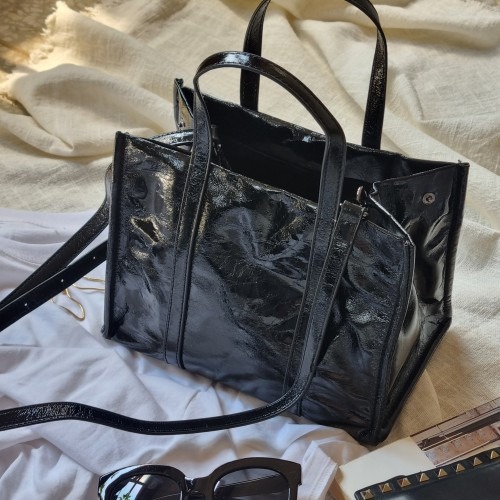 로얄 메탈릭 숄더백 후기 | 세련된 디자인과 실용성 강조