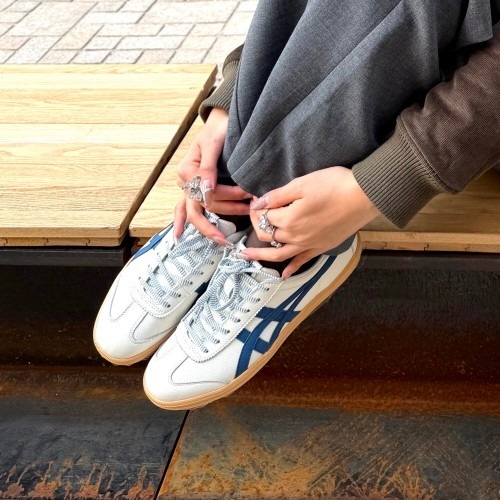 오니츠카타이거 토쿠텐 화이트 블루 | 실용성과 스타일을 겸비한 스니커즈