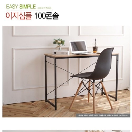 작은 책상으로 깔끔하게 정리하는 자취 방 공부 공간