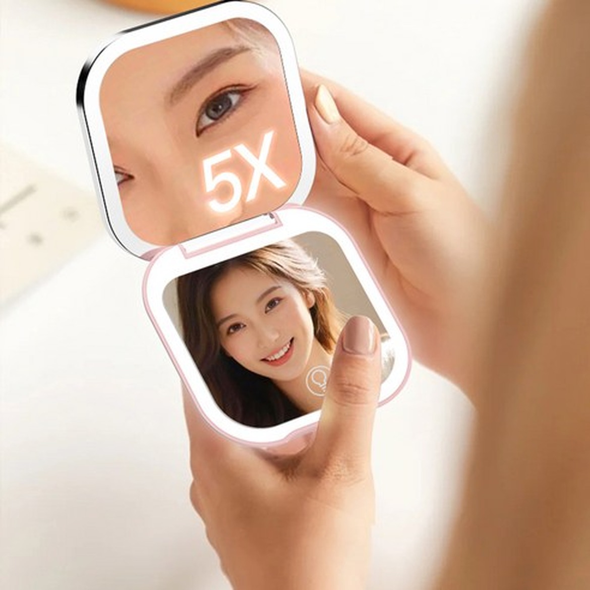 핑크빛 귀여움으로 눈길 사로잡는 모바일 뷰티 미러
