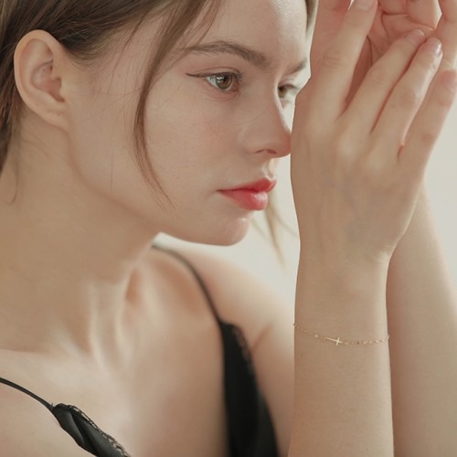 얇은 십자가 팔찌 레이어드 스타일의 14케이 금팔찌