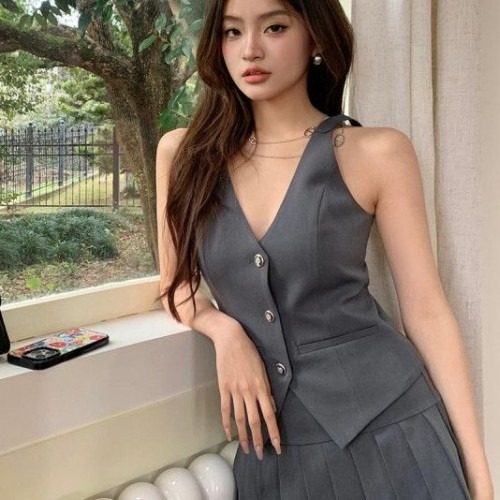 여성 브이넥 민소매 조끼 슬림핏 플리츠 미니 스커트 세트로 완성하는 우아한 오피스룩
