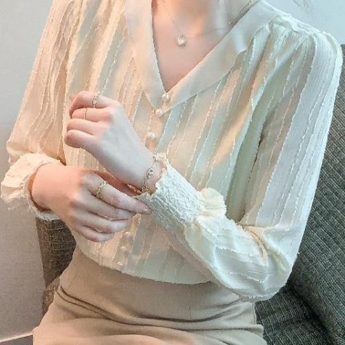 가을 데일리룩을 완성하는 브이넥 여성 쉬폰 셔츠 구매 전 체크포인트