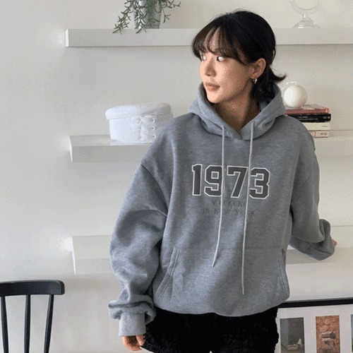 루즈핏 데일리룩을 위한 트리아 자수 후드 기모 맨투맨 체크 포인트