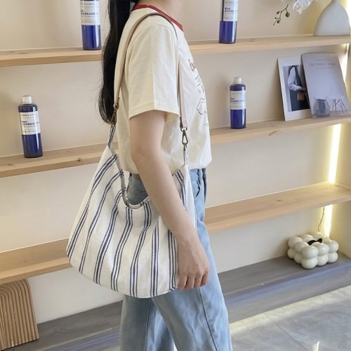 봄여름에 적합한 블루 스트라이프 숄더백 구매 전 확인 포인트
