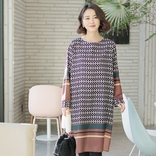 엄마옷 조이마담 영문 패턴배색 원피스 | 중년 여성을 위한 편안함과 세련됨