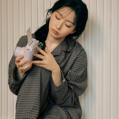 커플 잠옷 선택 시 체크포인트와 도씨x해원 실크핏 더스트 긴팔 카라 홈웨어의 특징